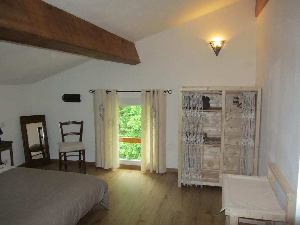 Les Cimes Bed & Breakfast Saint-Pierre-de-Rivière Room photo